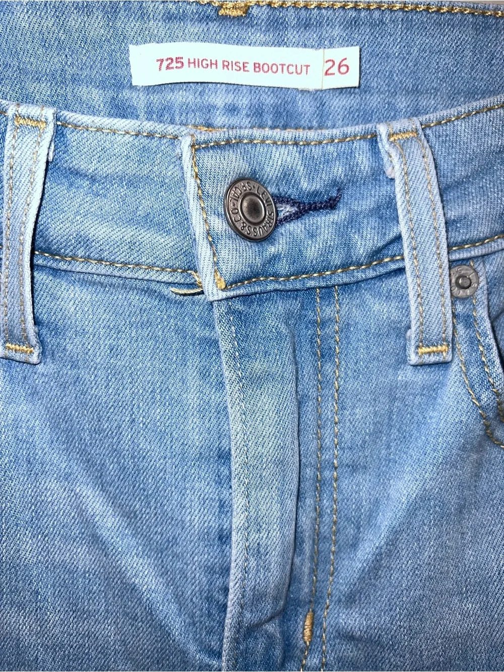 Levis flattering leg